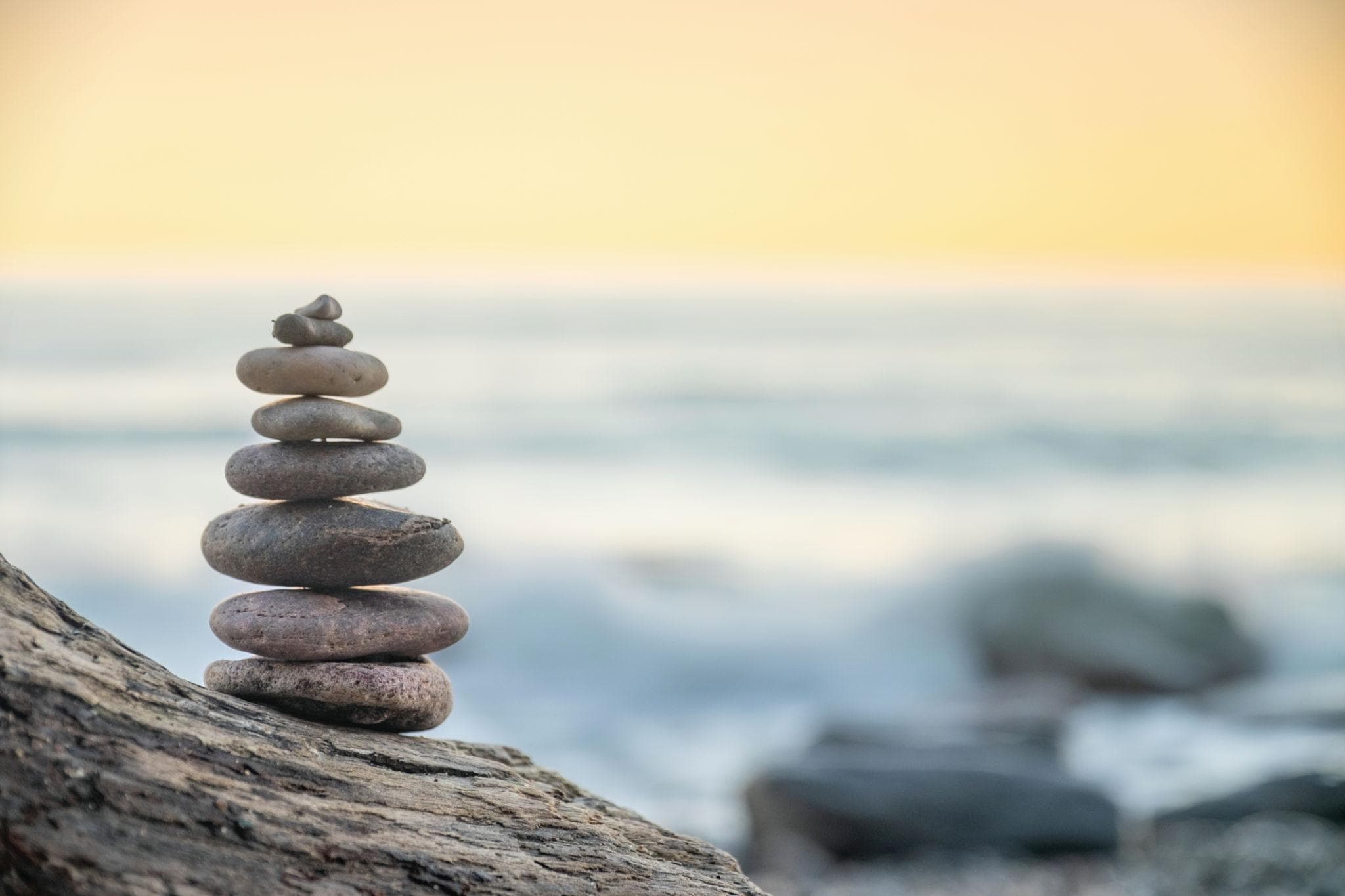 Piedras apiladas junto al mar.